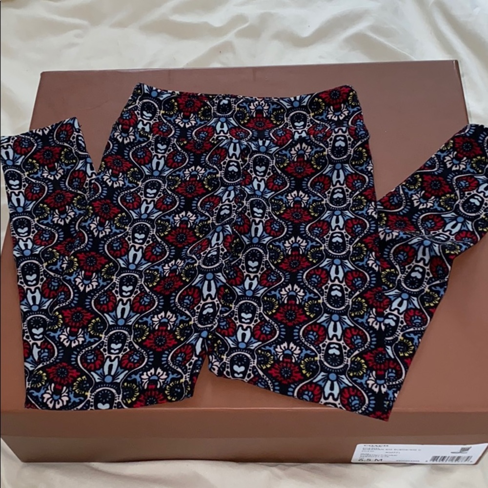LuLaRoe leggings. Fits more so for size  6/7
